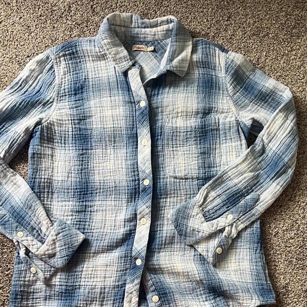 Faherty women’s size S organic cotton button down blue flannel